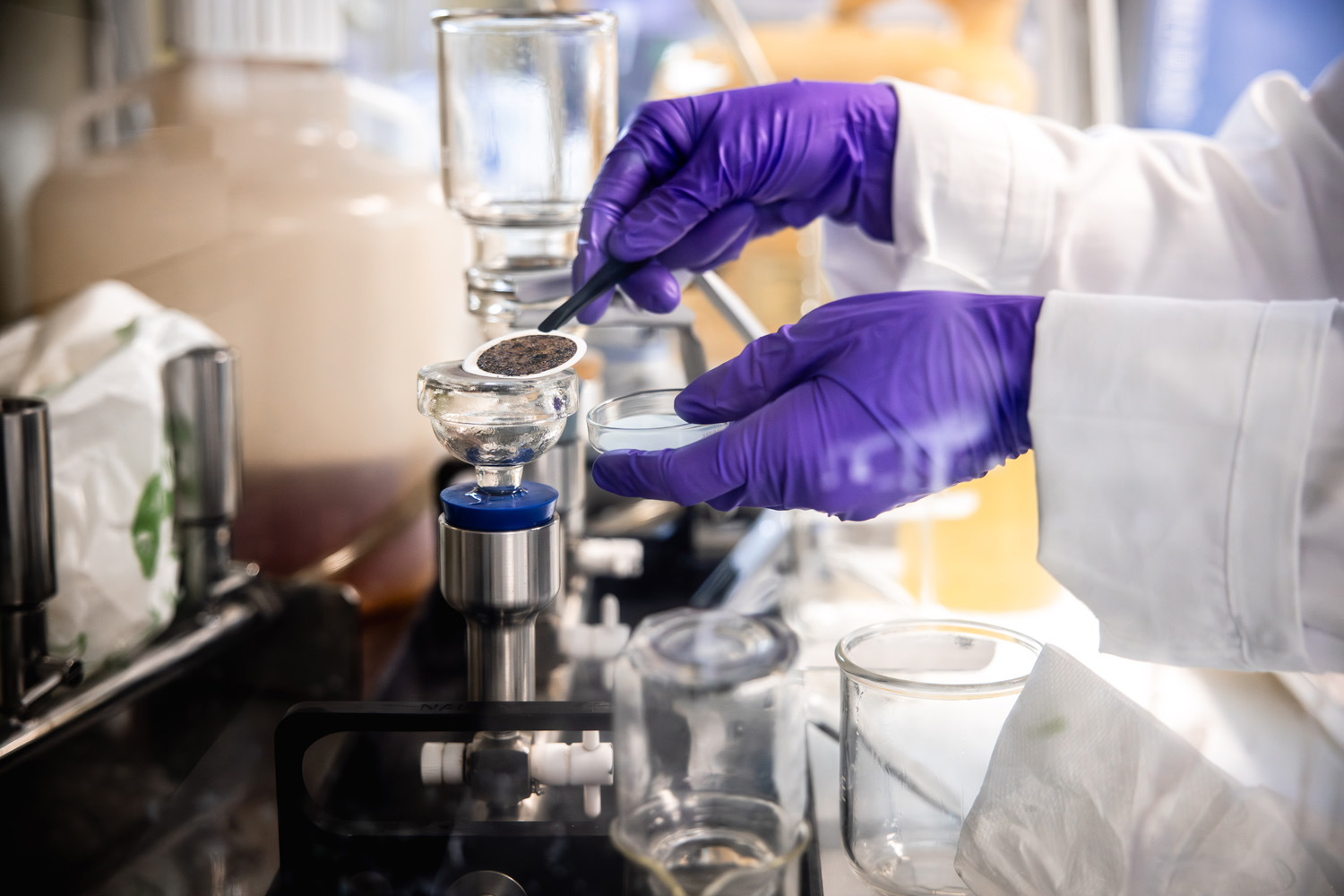 Filtration d’un échantillon de fluide en laboratoire